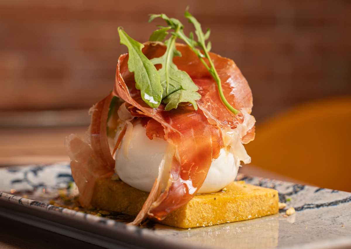 FAINÁ CON BURRATA, JAMÓN SERRANO Y CRUJIENTE DE PISTACHO