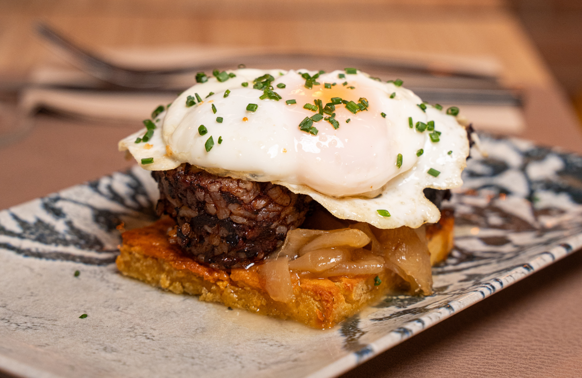 FAINÁ CON CEBOLLA CARAMELIZADA, MORCILLA DE BURGOS Y HUEVO FRITO