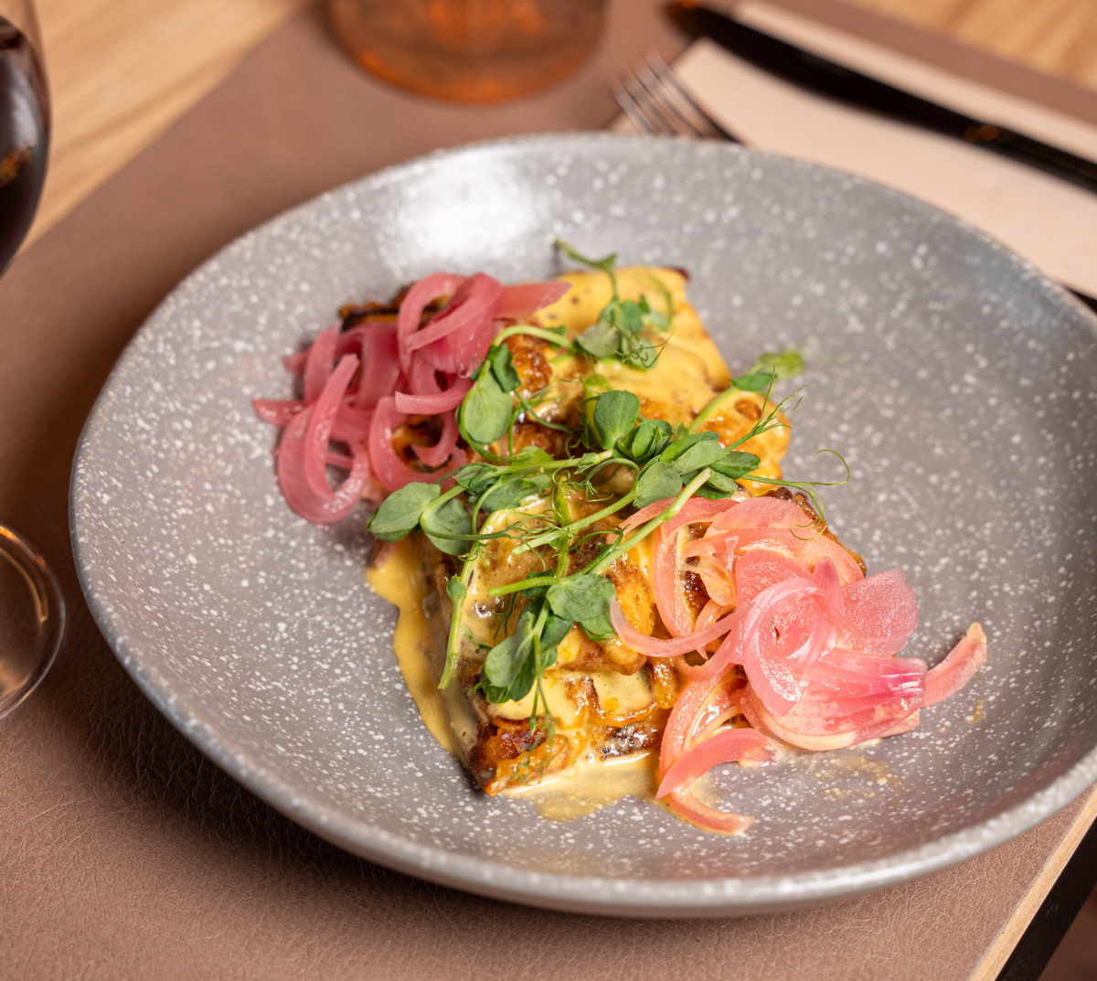 GOFRE DE PATATAS + MOLLEJAS LAQUEADAS, CÍTRICOS, CEBOLLA ENCURTIDA, MAYONESA DE CHIMICHURRI