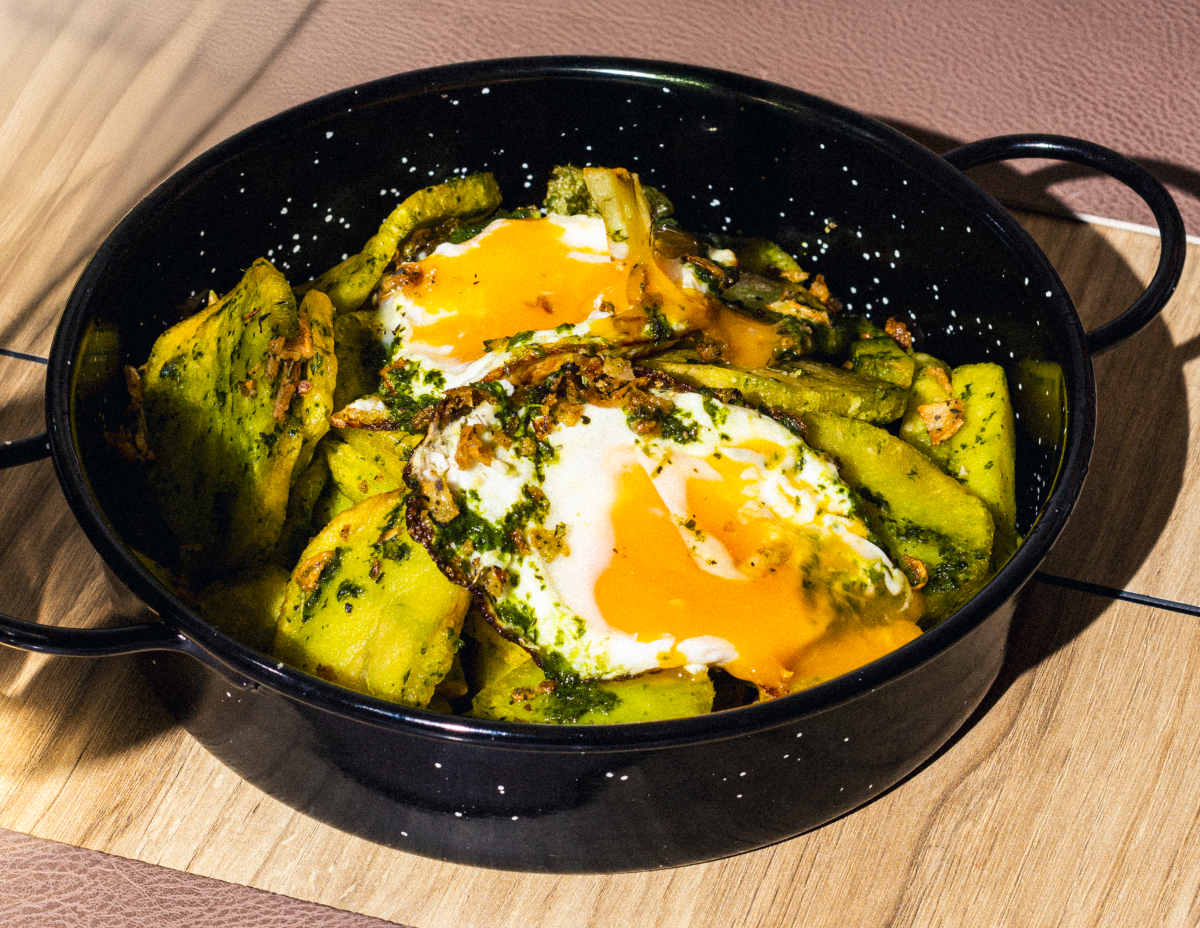 PATATAS MILA A LA PROVENZAL, HUEVO FRITO Y CEBOLLA CRUJIENTE